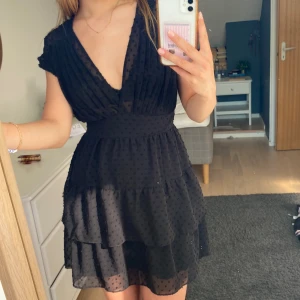 Sommarklänning - Supersöt klänning med volangkjol, använd en gång💓 obs överdelen är i mesh så kan behövas något under🫶🏻