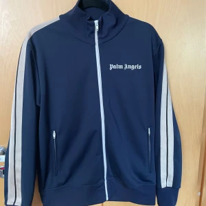 Palm Angels Tracktop - Tja, säljer en Palm Angels tröja köpt i från Miinto.  Storlek: L  Con: Sällan använd i bra kondition, utan fläckar eller skador.  Nypris: 3600kr