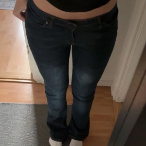 Mörkblåa Lågmidjade jeans - Superfina men används ej