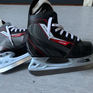 Hockeyskridskor - CCM JS250 Junior Hockey Skridskor, fint skick. Innerkänga detaljer:Inbyggd Utbytbar blad:Nej Innerkänga material:Mikrofiber Blad material:Rostfritt Stål