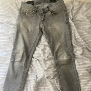 Säljer nu mina riktigt stilrena dondup jeans i färgen grå. Jeansen är i bra skick och knappt använda. Bara att hojta till vid intresse!🔥🤝