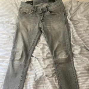 Dondup jeans - Säljer nu mina riktigt stilrena dondup jeans i färgen grå. Jeansen är i bra skick och knappt använda. Bara att hojta till vid intresse!🔥🤝