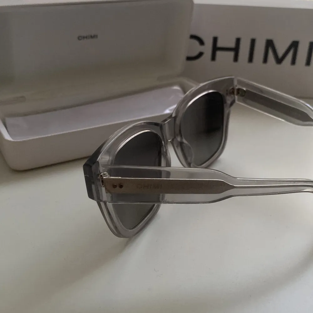fina chimi glasögon i modell 07 grey, dem är i bra skick och använda ett fåtal gånger. säljer för att jag inte använder dem längre . Accessoarer.