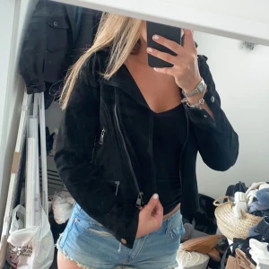 Skin/mocka jacka - Jätte fin mocka jacka som knappt är använd och inte har några defekter💕