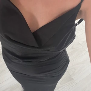 Svart lång klänning - Svart långklänning perfekt för bal