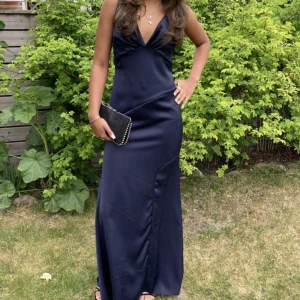 Balklänning  - Säljer denna balklänning! Super fin bra passform! Jag är 1,73 cm på bilden😍 Skriv privat vid frågor!