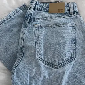 Straight low waisted jeans