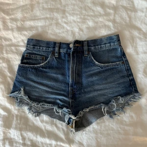 Jeansshorts - Blå jeansshorts från Pull&Bear, storlek 34.