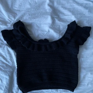 Stickad croppedtopp - Svart stickad topp i storlek s, har tyvärr inte kommit till användning, vid intresse av fler bilder är det bara o skriva💕
