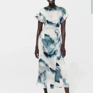 Klänning i satin tie dye - Oanvänd klänning i satin från Zara som endast har prövats på och är ej använd. 