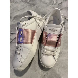 Valentino Garavani skor - Säljer nu mina fina valentino skor i färgen rosé rosa❤️ köpte på vestaire collection. Super fint skicka, jag har knappt använt de då den är för små för mig så dem har bara stått. Skriv du har fler frågor❤️