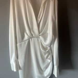 Vit zara klänning - Super fin vit klänning från Zara, perfekt nu till studenten & sommaren.🫶❣️