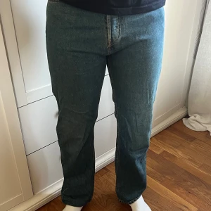 Weekday jeans - Jeans från weekday i mörk jeans 