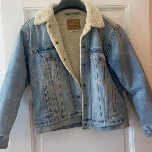 Levisjacka - Jättefin fodrad jeansjacka från Levis, storleken är M Är tyvärr en fläck på insidan men går att tvättas bort och inget man märker då den är på insidan