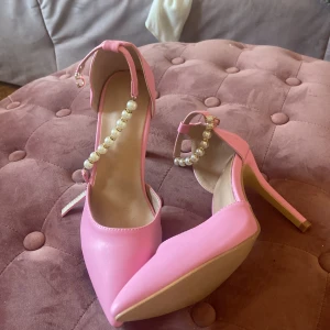 Sommarskor - Otroligt fina klackar i Barbierosa, ett pärlband runt ankeln, älskar dom men klacken är tyvärr för höga. Bara testade