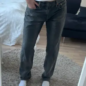 Supersnygga gråa levis jeans i modell 511, tyvärr för stora för mig så de kommer inte till användning. Köpta secondhand för 500kr 🩶🩶 Pris kan diskuteras vis snabb affär!!