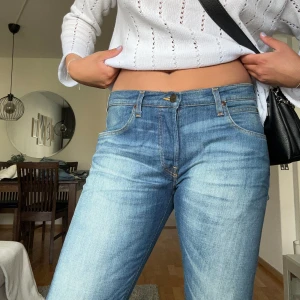 Lågmidjade Lee jeans - Sparsamt använda. Köpta med prislapp på secondhand. Mindre i storleken. Bär M/38 och dessa passar mig perfekt. Varierande färger i olika ljus, ser lite ljusare ut på bild än verkligheten. 