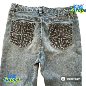 Bootcut McBling jeans #16 💙 - Jätte finna bootcut jeans som påminner mig om miss me💙Midja 38 cm, längd 103 cm, Inrebenslängd 80 cm, benöpning 21 cm💙Mycket bra kondition💙Priset kan diskuteras💙