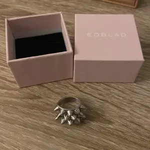 Säljer min Edblad ring då jag bytt till guld, nypris 399, bra skick, inga repor, pris kan diskuteras vid snabb affär, hör av er för fler frågor/funderingar 