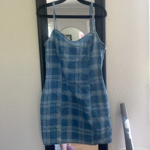 Jeansklänning  - Från HM stl 44 men passar mig som är en 40.  Använd en gång. 