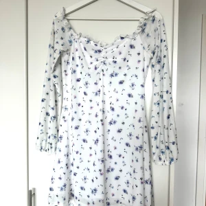 Off-shoulder klänning - Klänning med off-shoulder, inga anmärkningar