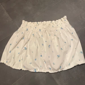 Kort blomm kjol  - Säljer denna korta, low waist, blommig kjolen som jag köpt second hand! Jätte fin men kommer inte till användning💙🌸