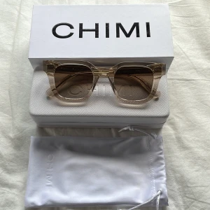 Chimi 04 Ecru - Hej, säljer ett par Chimi 04 i färgen Ecru. Använda 1 gång, annars helt nya. Skick 10/10! För mer frågor och bilder hör av er!