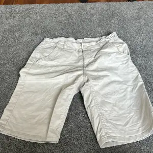 Snygga chino shorts till sommaren! Väldigt snygg färg, väldigt somrig! Dm om några frågor eller funderingar!! Jag brukar gilla att vika upp dem lite också!