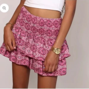 Fin kjol - gullig fin sommar kjol. Ordinarie pris 390. ( Priset nu går att förhandla)  väldigt bra skick, inte använd en ända gång. Precis som en ny. Den har även inbyggda shorts, väldigt bra och skönt kvalite. Vill ha den så gärna men är lite för stor.