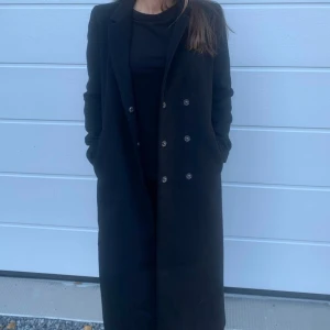 Kappa - Svart lång kappa från H&M i finfint skick, nästan aldrig använd. 