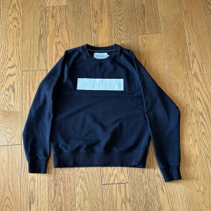 Calvin Klein Jeans tröja (orginalpris 800kr) - En perfekt tröja för lite kyligare sommarkvällar samt hösten och våren. Storlek M och i bra skick. Säljer pga att den inte används längre