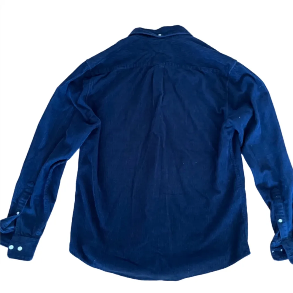 mörkblå skjorta av manchestertyg, perfekt för en härlig sommardag🤩. Skjortor.