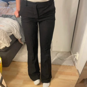 Bik bok kostymbyxor tall  - Hej! Säljer dessa kostym byxor efter som dom inte passar längre, de är i storlek 38 men skulle säga att den passar s .byxan är för tjejer över 170💕 dem är medelhög midjade sedan är dem knappast använda inga defekter noppring osv…