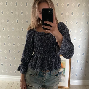 Blommig topp - Söt gullig topp dom passar bra under våren och sommaren💕