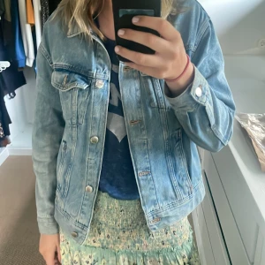 Hm jeansjacka - Jättefin jeansjacka från hm! Storlek xs men passar s! Köpt för 400 för ett år sedan, säljer för 249! Inga defekter!💗