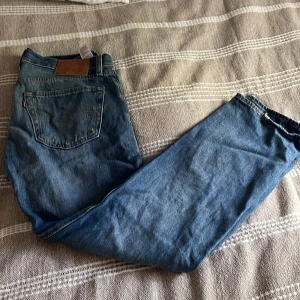 Levis Jeans - Snygga 501 från levis, dock har dem fått ett hål mellan benen, går att sy