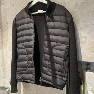 Moncler cardigan  - Storlek S-M men passar mer M. Skick 8/10 och är en replika. 