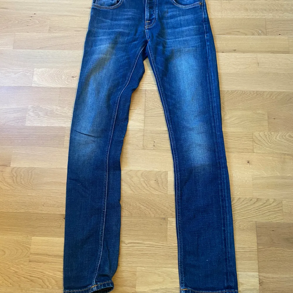 Säljer ett par sköna nudie jeans i modellen Grim Tim. Passformen är slim och storleken 29/34. Skulle vilja påstå att de är i nyskick men avgör själv. Byten kan vara intressant.. Jeans & Byxor.