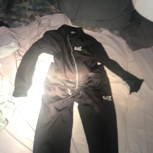 Jag säljer mitt Armani sett  - Har använt den 2 gånger den är i bra skick storlek s köpte den för 1900kr