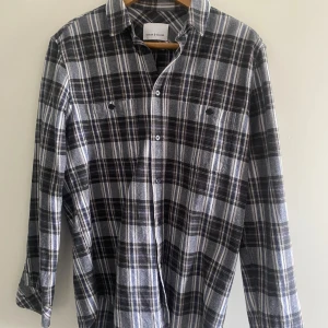 Samsøe skjorta - En rutig skjorta från samsøe samsøe i nyskick.