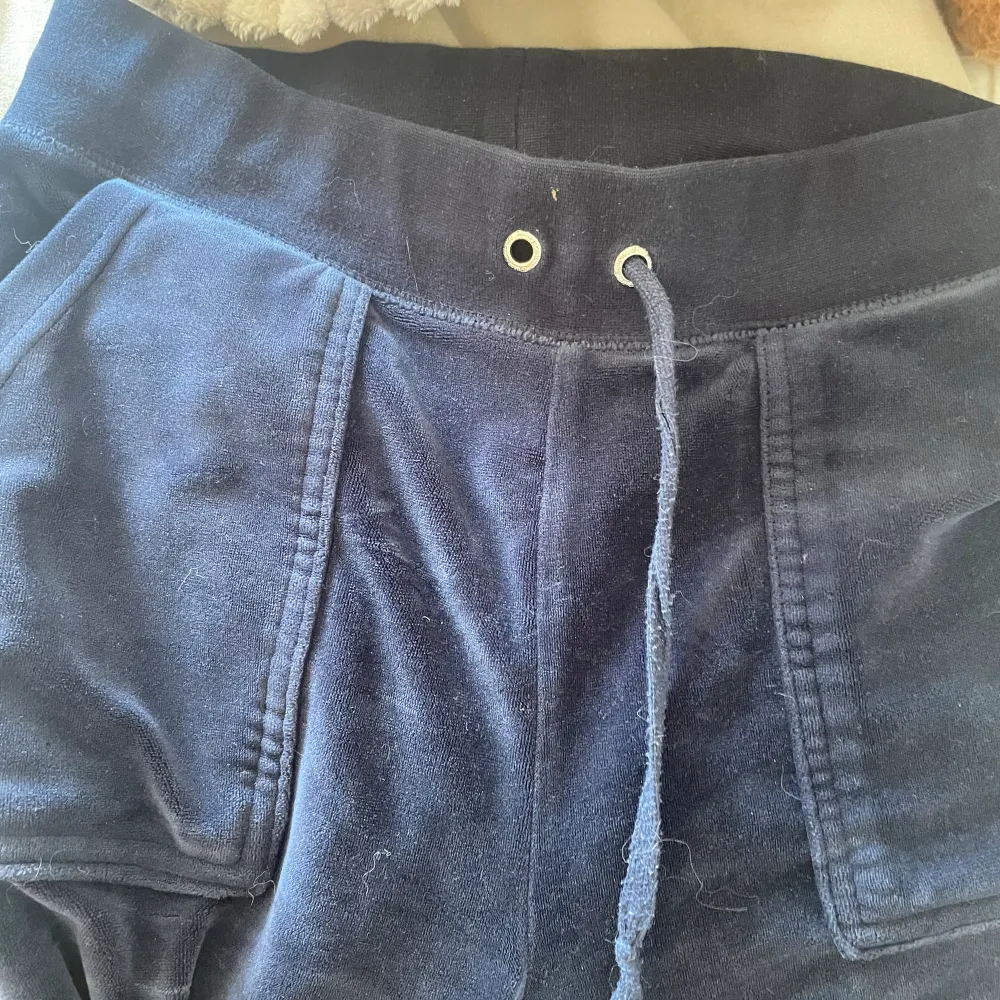 Ett par Marit blå juicy byxor i storlek xs. De är två år gamla och i ganska bra skick. Snöret till byxorna är dock ojämna och har en Knut. Men de är super sköna och snygga.. Jeans & Byxor.