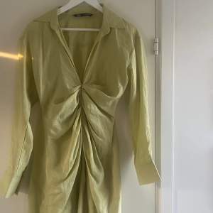 Så fin klänning från zara🌸perfekt till sommaren! Klänningen är kort och i en fin ljus grön färg. strl S. Pris kan diskuteras!