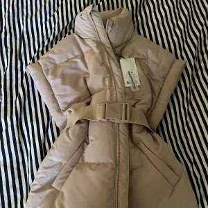 Väst med definierad midja - Väst från nakd. Nyskick! Kommer med bälte☺️