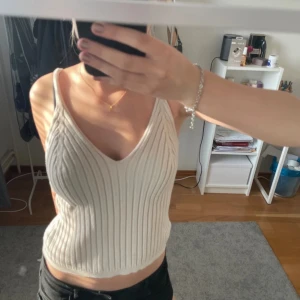 Sommar linne - Sommar linne som är använt några gånger och har därmed lite noppror (men det läggs ej märke till). 