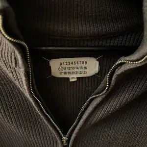 En Masion Margiela tröja i väldigt bra skick!  Använd ca 3 ggr, 100% bomull, Väger över 1kg, Kom med prisförslag om priset inte duger