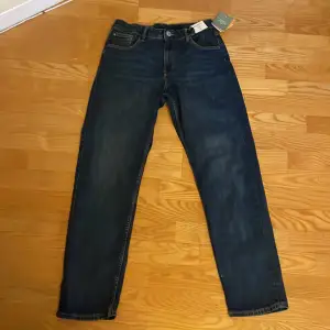 Säljer ett par helt nya Jeans från HM i storlek 170/14 år. Dessa kostar 449kr i nypris och jag säljer de för 250kr och kan gå ner i pris vid snabb affär👍.