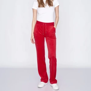 Röda juicybyxor  - Röda juicybyxor köpta vintern 2022, bra skick. Säljer då de är för korta för mig. Är 178 som referens. Pris kan diskuteras .Skriv för fler bilder eller annat💕