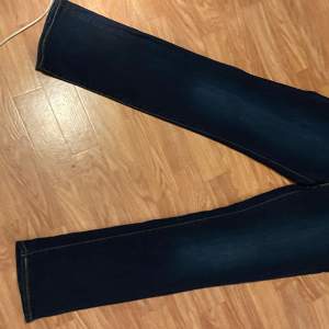 Levis jeans mörkblå  Pris kan diskuteras 