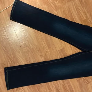 Levis jeans  - Levis jeans mörkblå  Pris kan diskuteras 