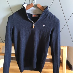 Morris half zip  - Riktigt snygg Morris half zip tröja! 100% merino ulll så väldigt bra kvalité, storleken är xs men det har krymt lite i tvätten så skulle säga xxs, skick 9-10, skriv för frågor☀️